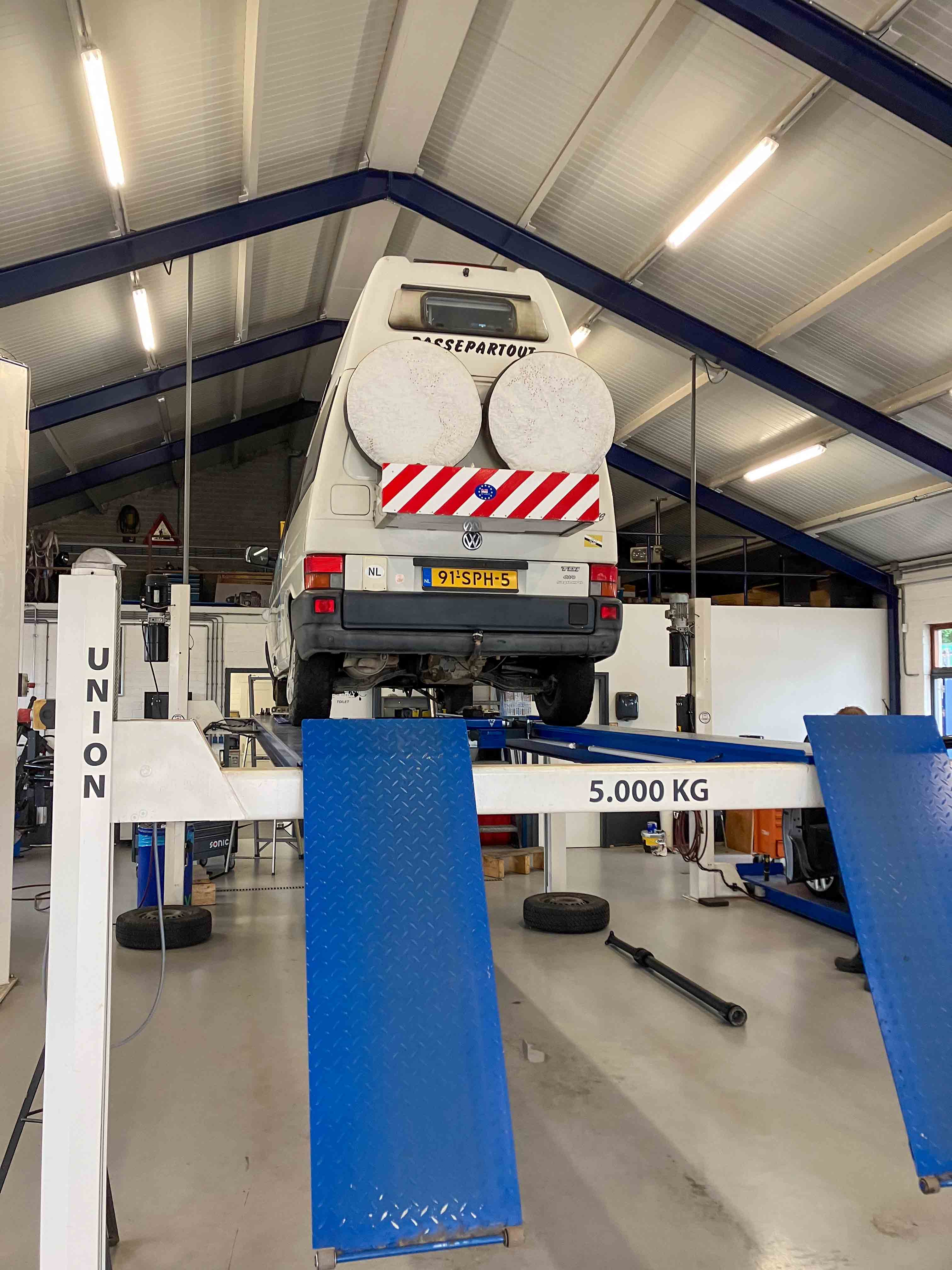 Op de bruk bij VW store in Assen