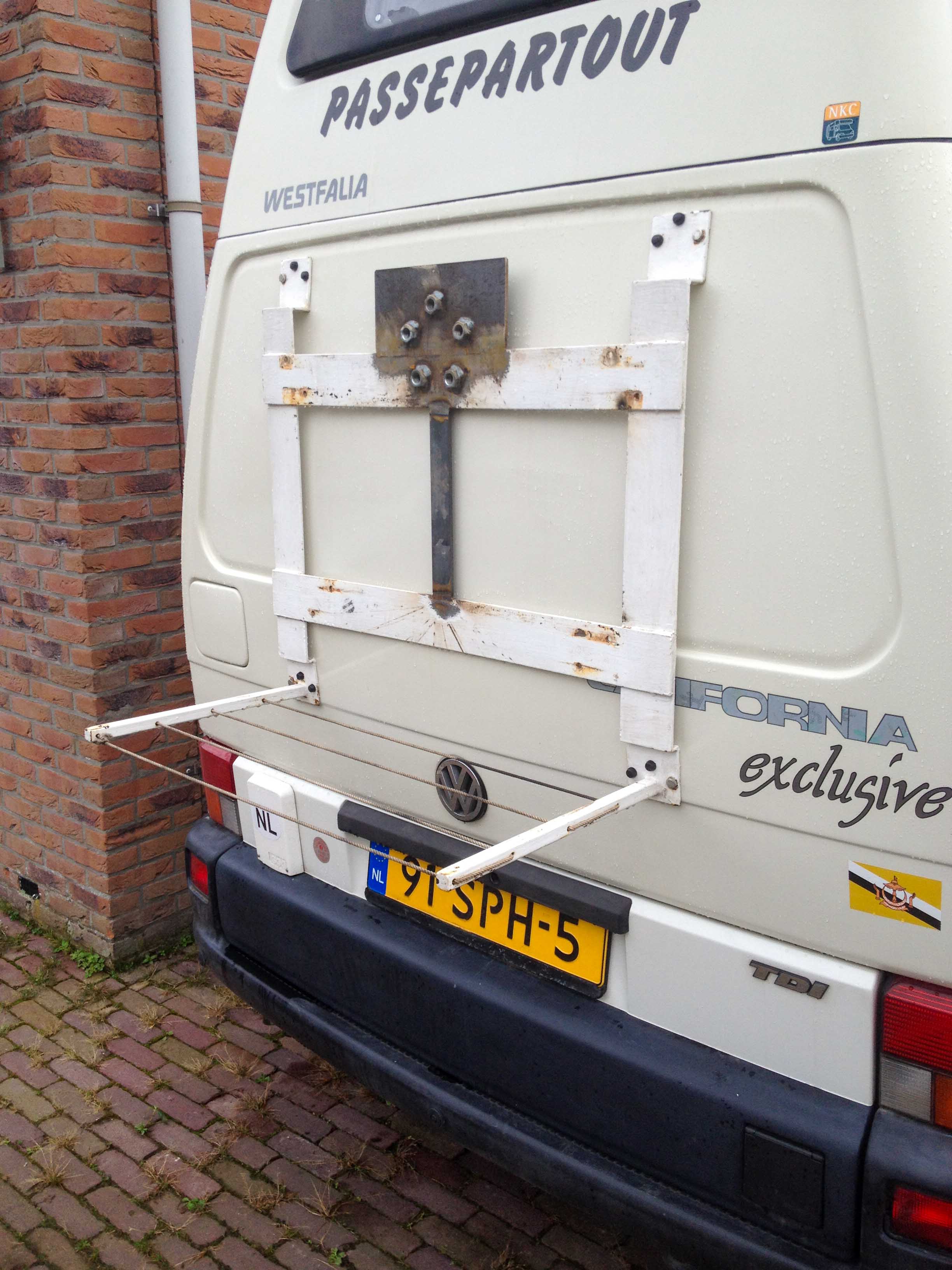 Eerste ophanging voor een Fiamma kist achterop. Te flexibel en kist scheurt los.